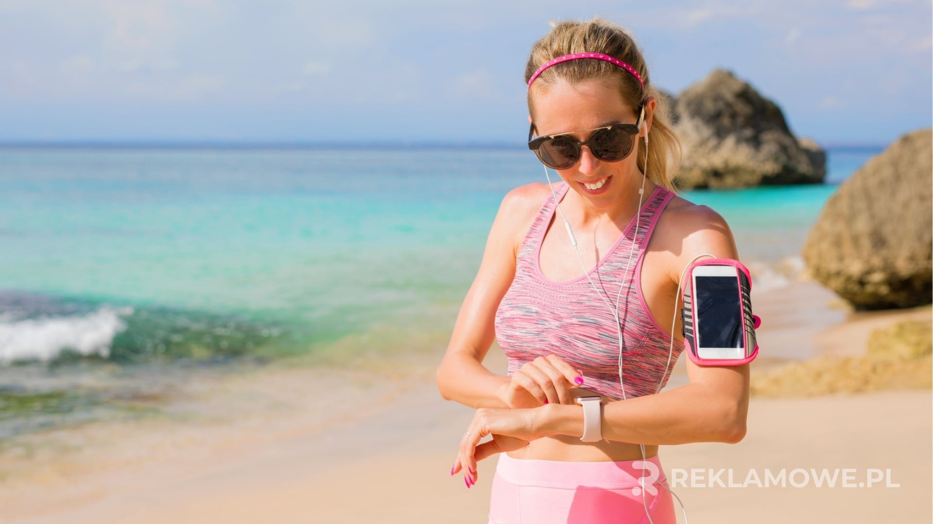 Smartwatch na nadgarstku pracownika