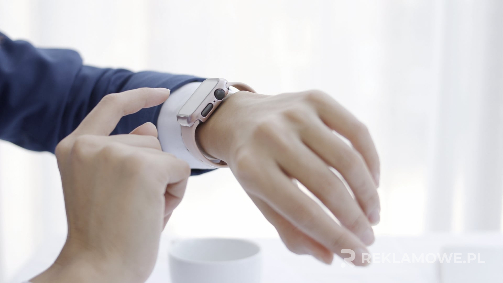 Nowoczesny smartwatch z funkcjami reklamowymi