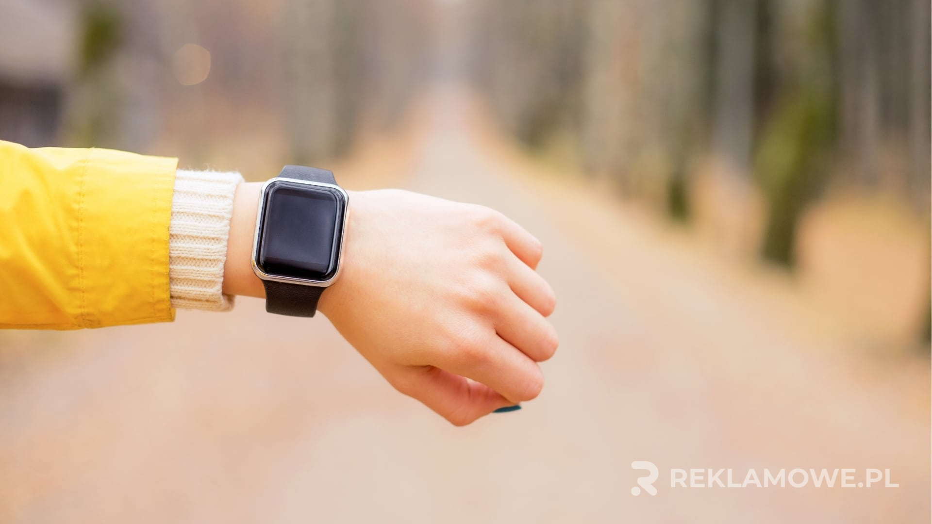 Zegarek smartwatch wykorzystywany w reklamie