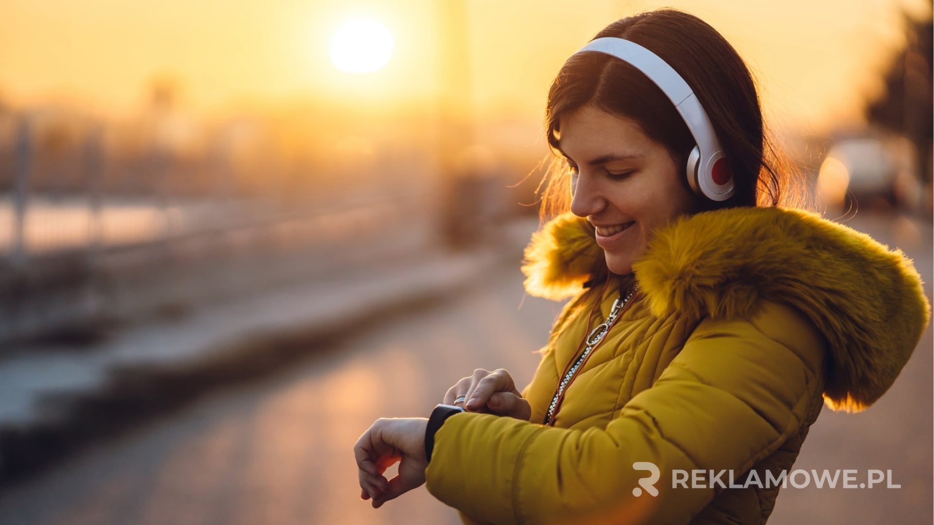 Smartwatch wyświetlający reklamy na tarczy