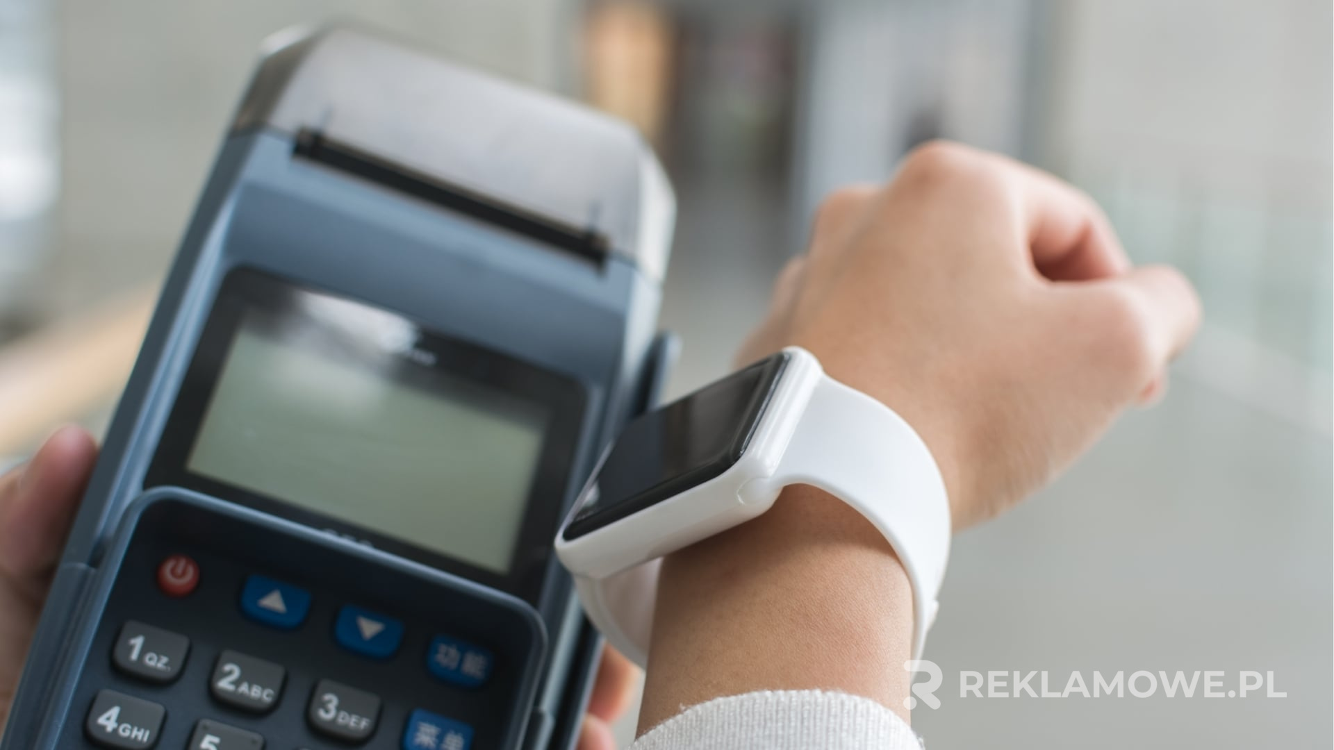 Smartwatch na ręce w kontekście reklamowym