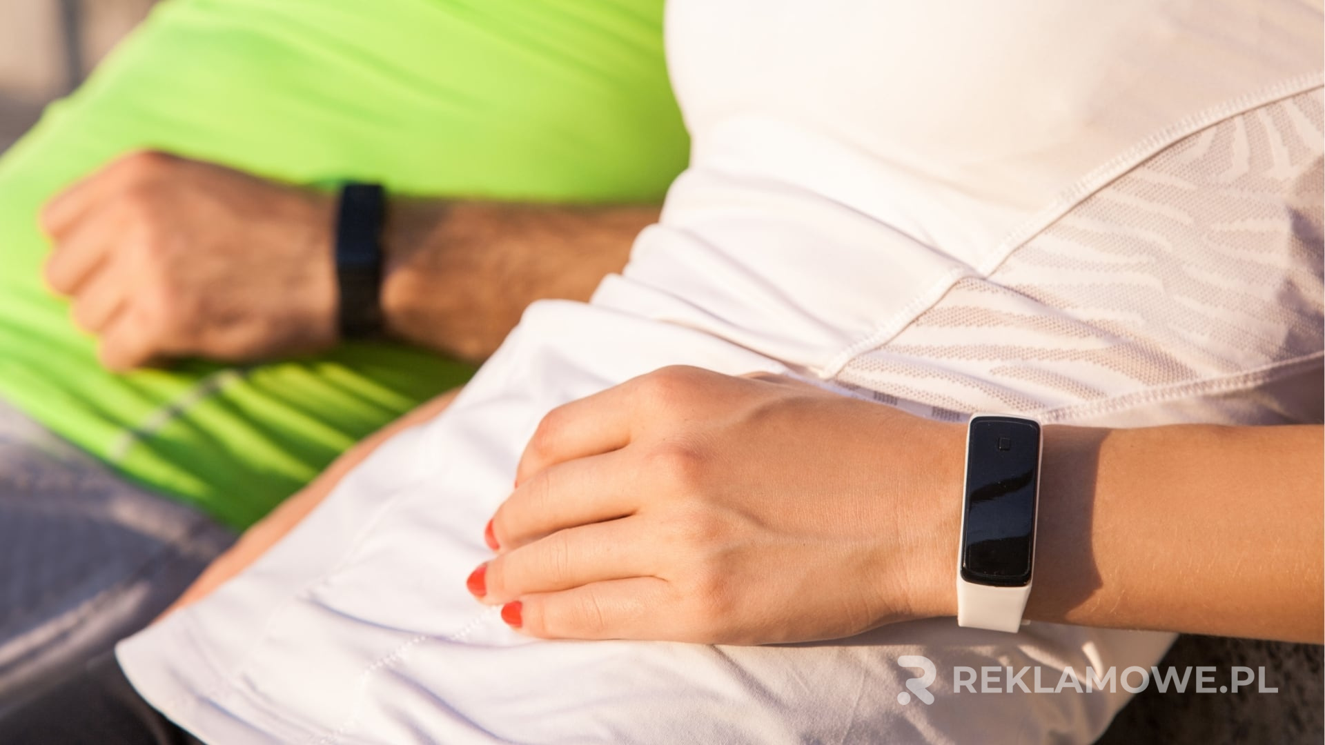 Jak skutecznie promować usługi za pomocą smartwatchów Smartwatch wyświetlający reklamę
