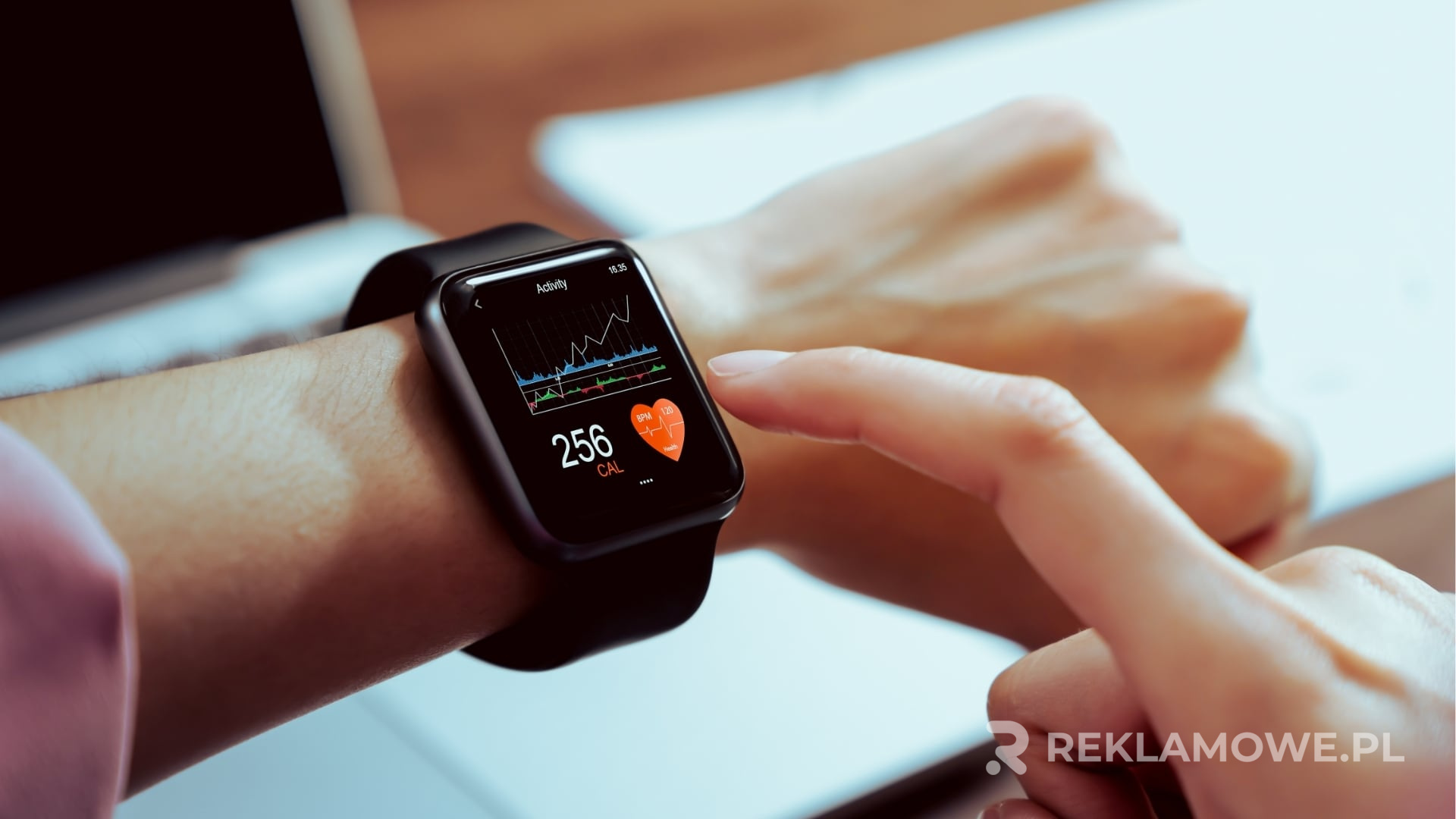 Przyszłość smartwatchów w reklamie Smartwatch używany w kampanii marketingowej