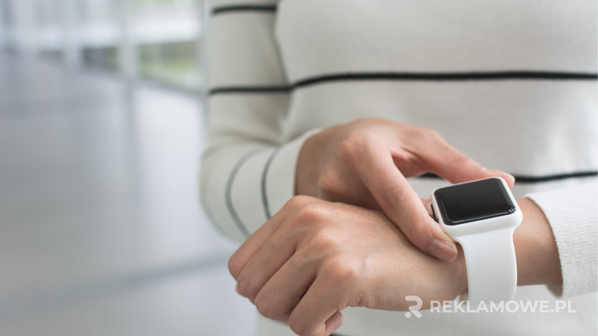 Zastosowanie smartwatchów reklamowych na targach branżowych Smartwatch reklamowy używany na targach branżowych