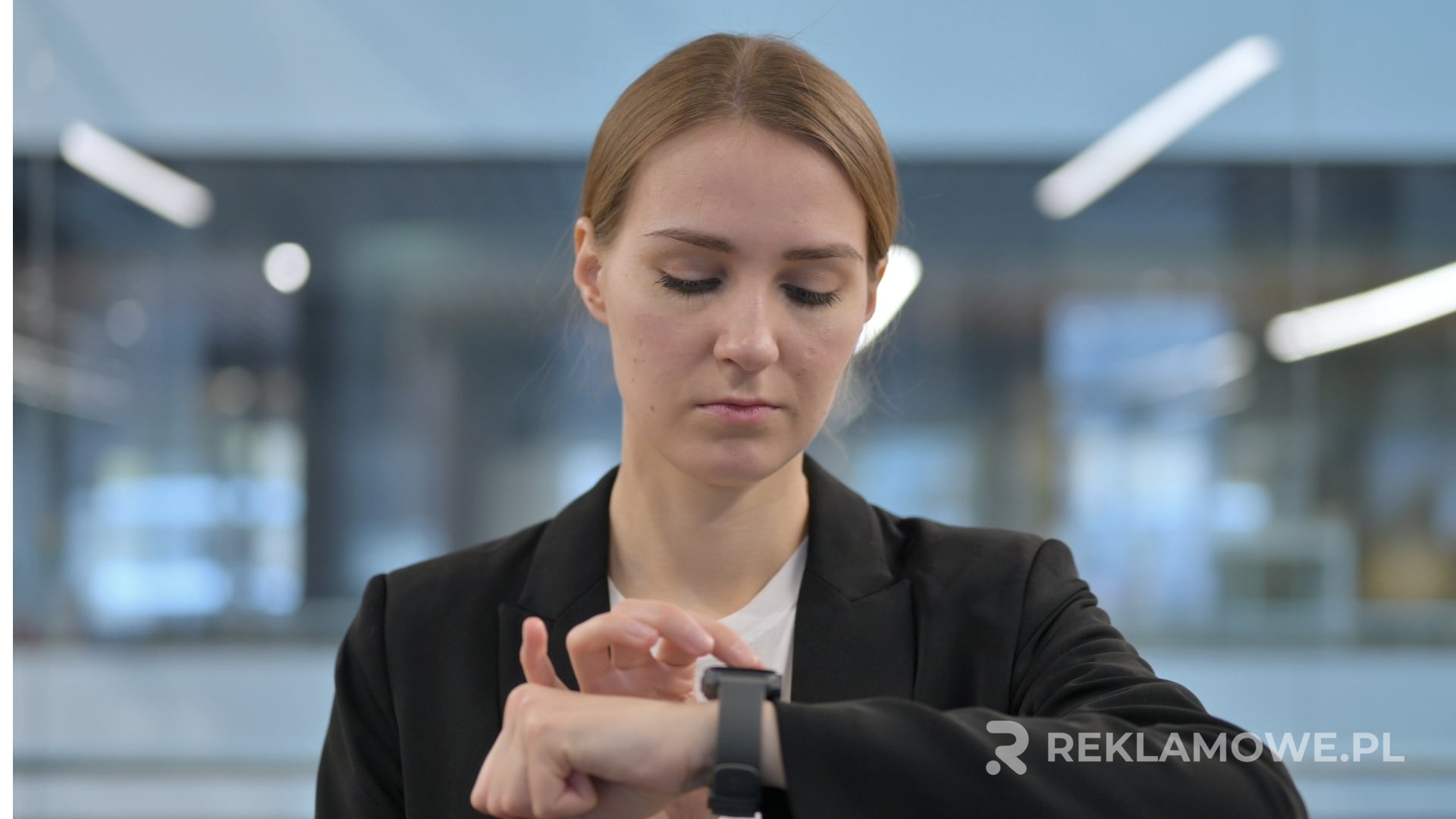Smartwatch reklamowy na nadgarstku