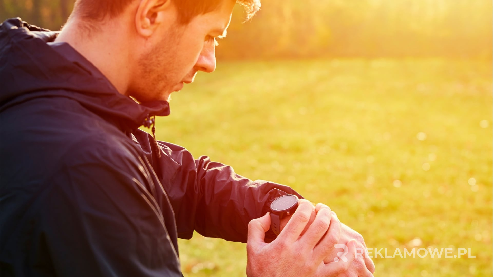 Smartwatch reklamowy na nadgarstku osoby uprawiającej fitness