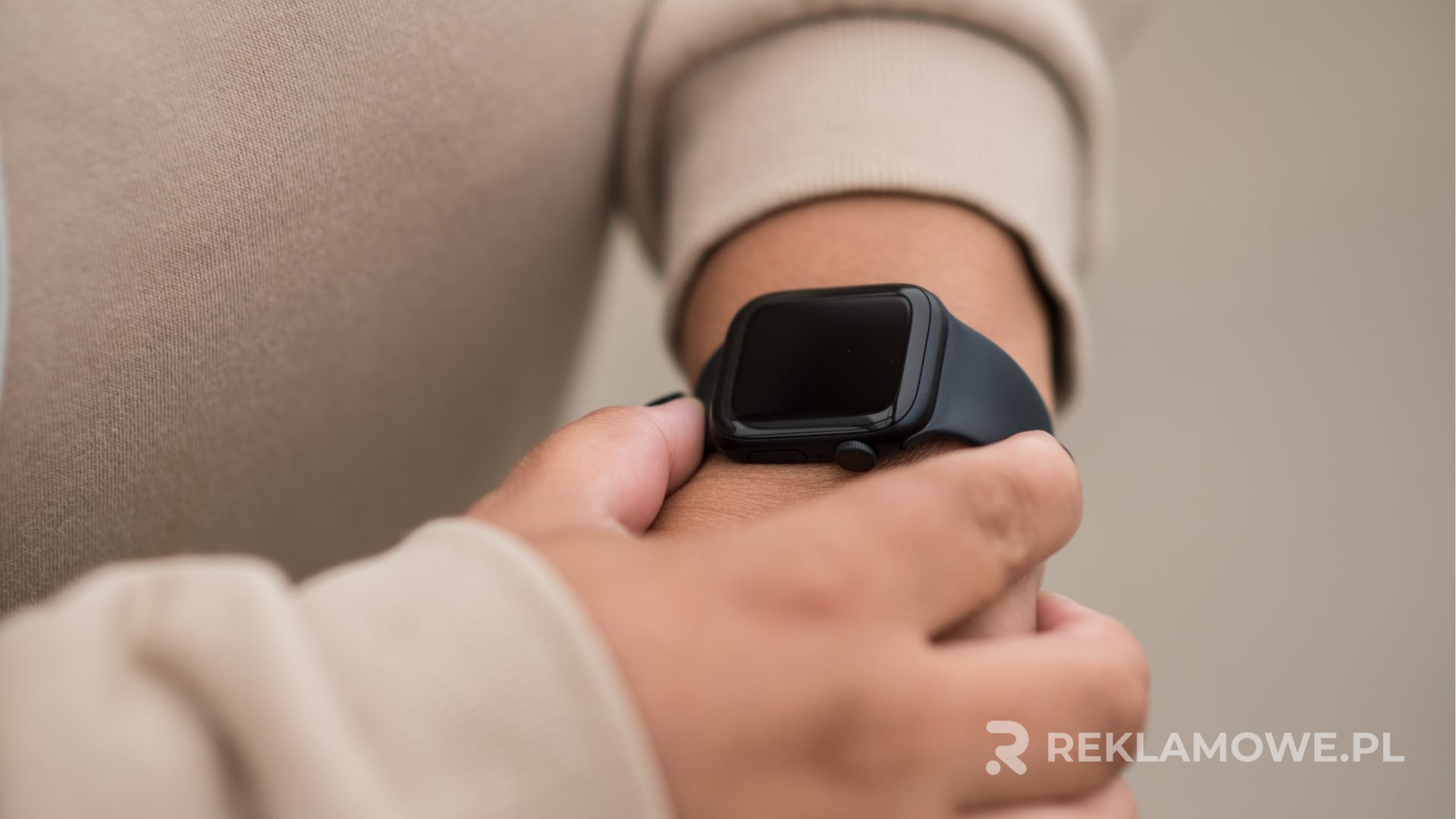 Smartwatch jako narzędzie w sportowej reklamie Smartwatch używany w kontekście sportowym