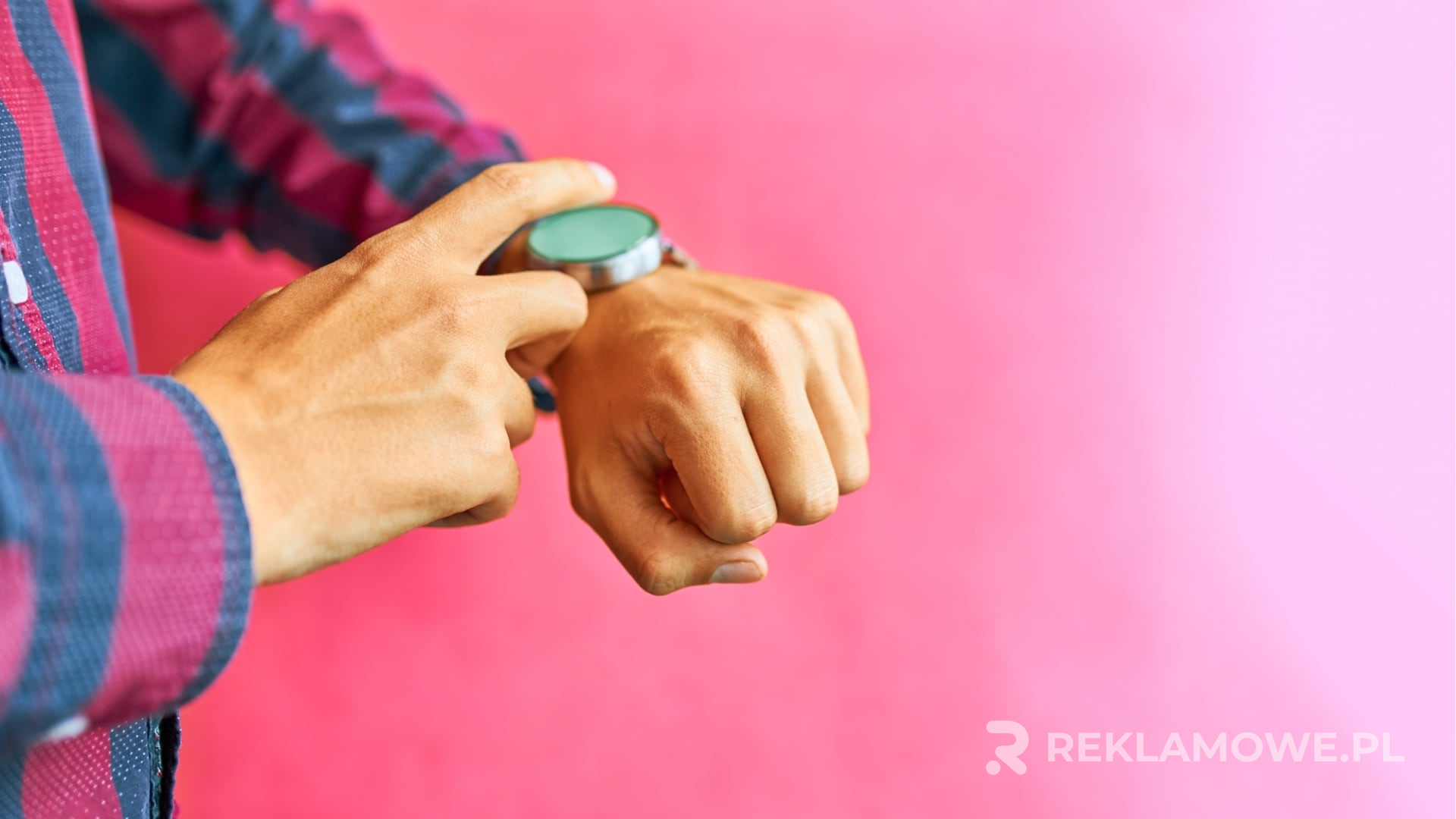 Smartwatch reklamowy na nadgarstku w biurowym otoczeniu