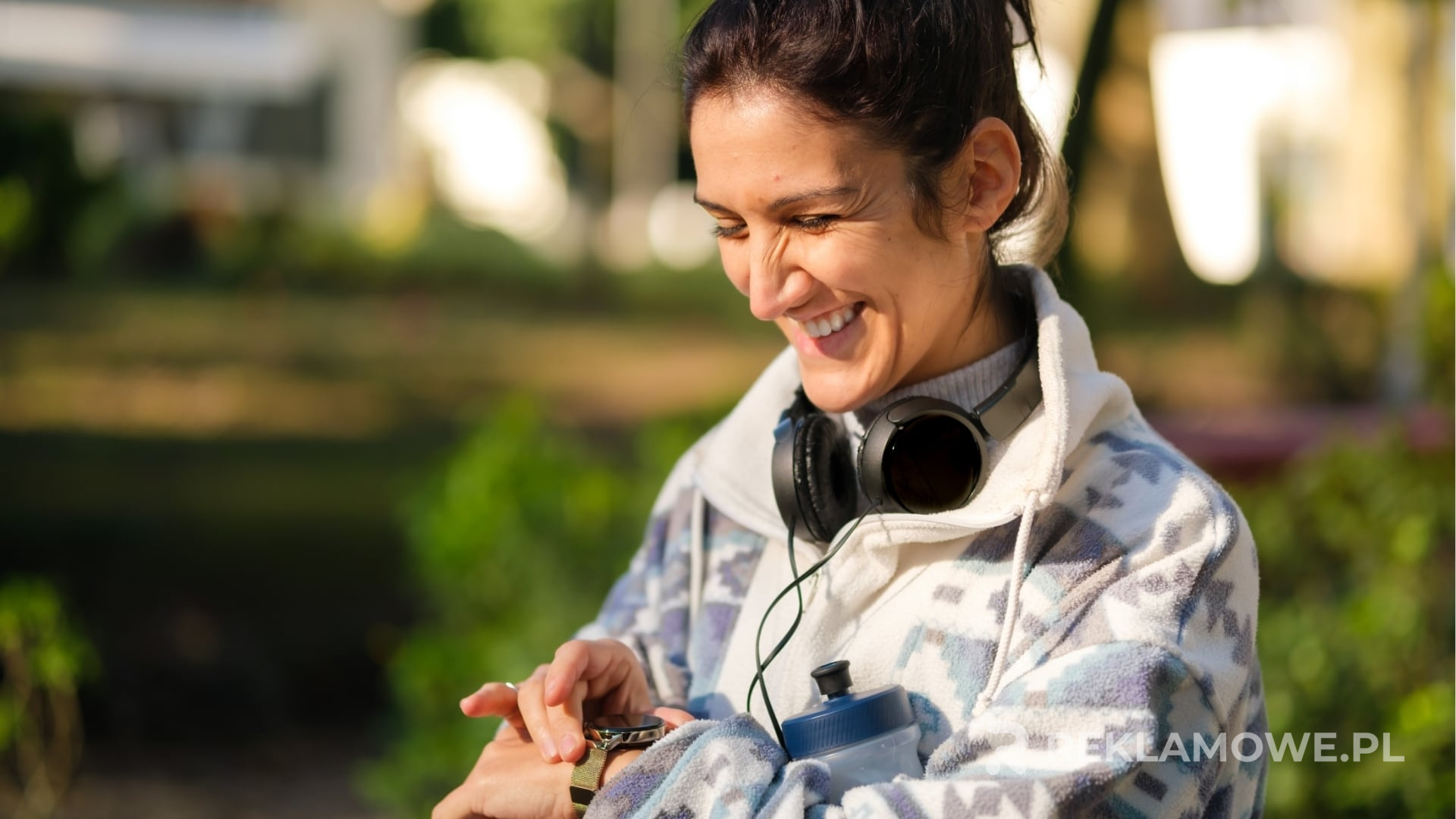 Smartwatch na ręce osoby, ilustrujący wpływ na zaangażowanie klientów