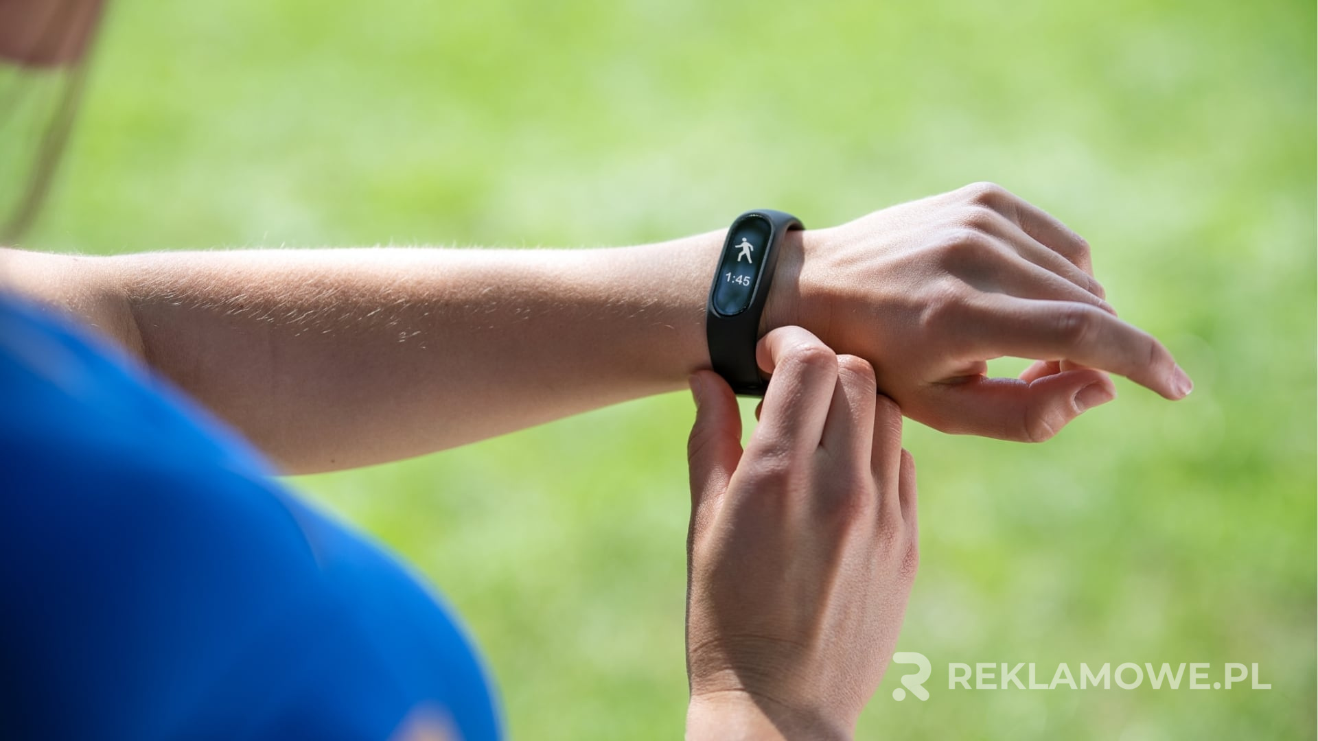 Smartwatch reklamowy na nadgarstku