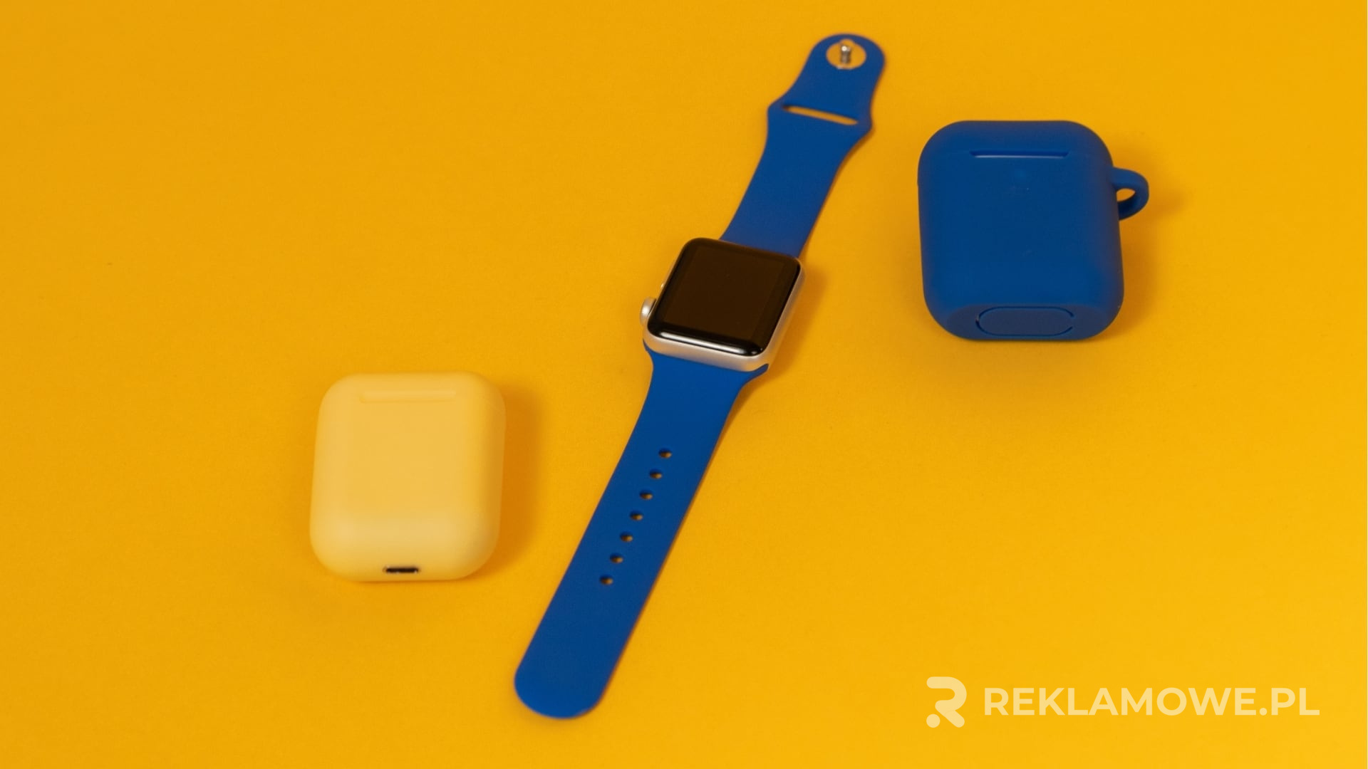 Zdjęcie przedstawiające biznesmenów korzystających ze smartwatchy